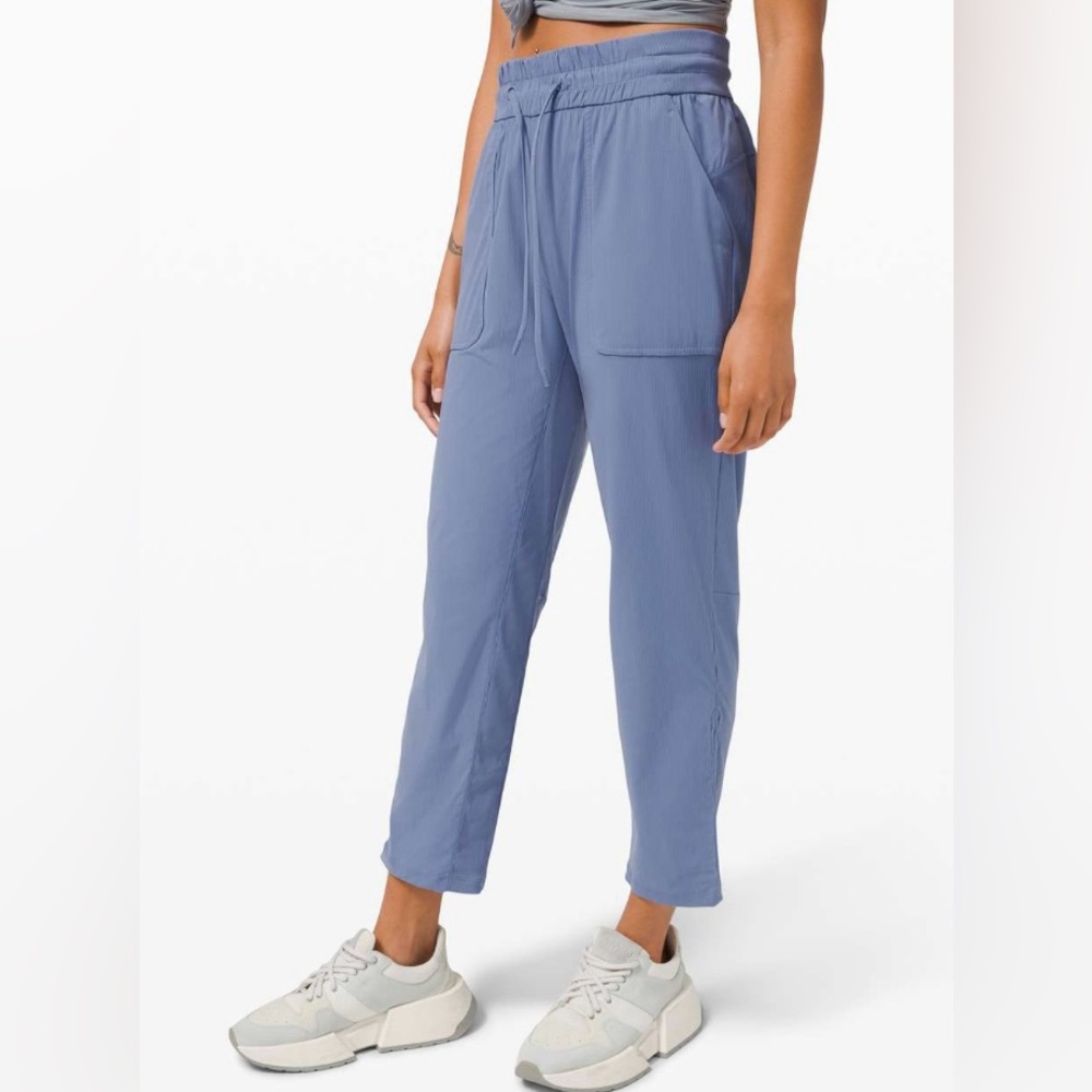Lululemon - Beyond the studio crop - Waterdrop - size 6